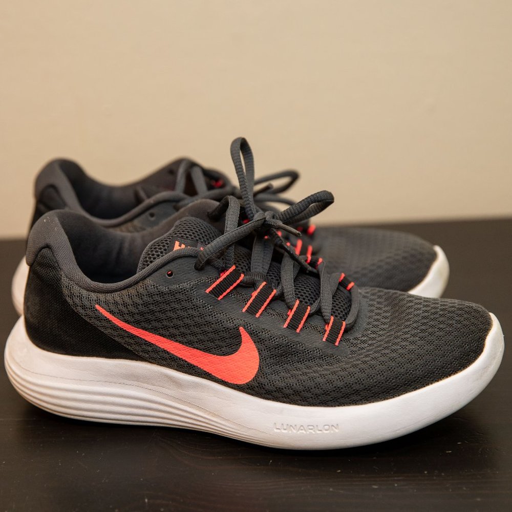 WMNS NIKE LUNARCONVERGE LIGHTWEIGHT RUNNING SHOES